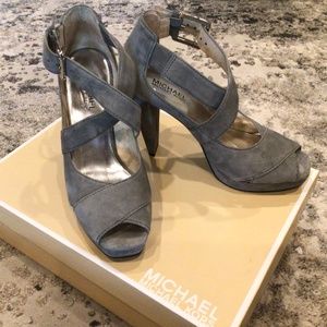 MICHAEL KORS Grey Suede Platform Pumps